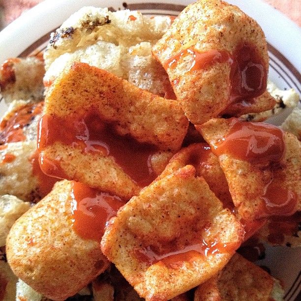 CHICHARRONES CUADRADOS MINI CON SALSA